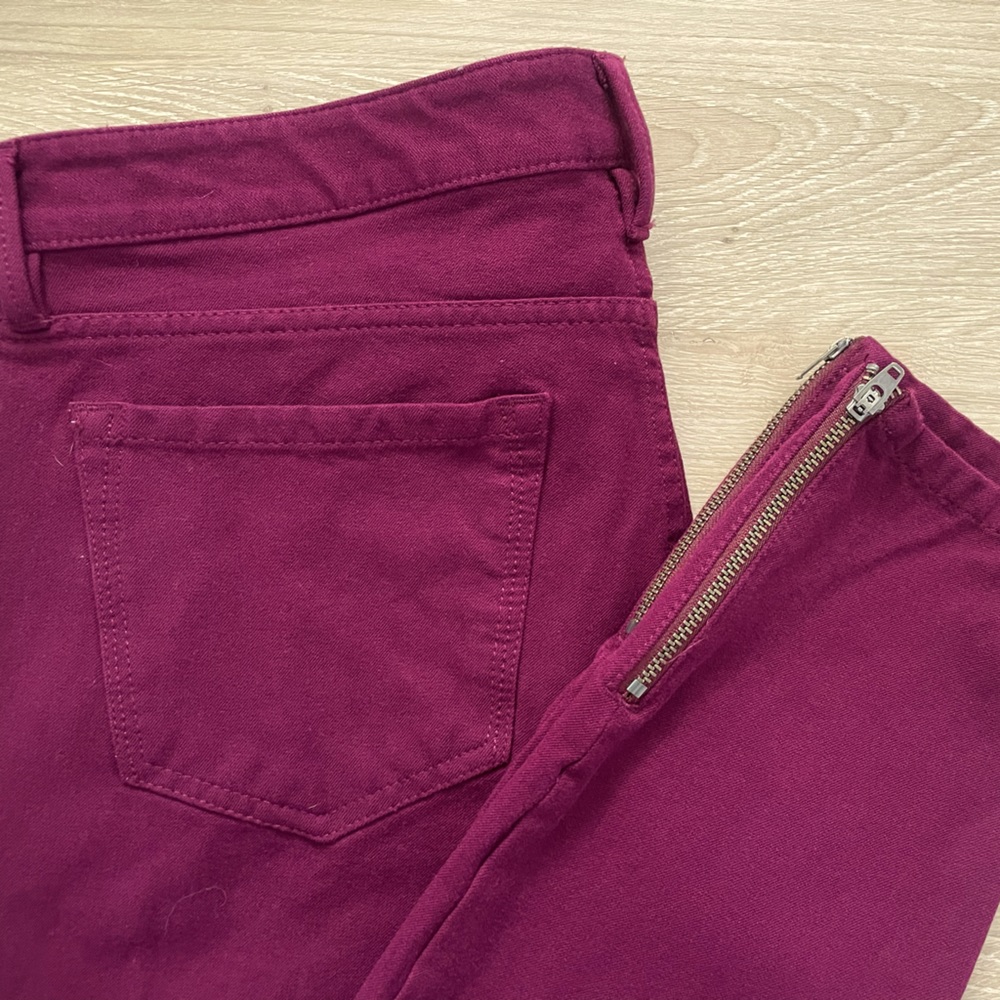 Size 6 Sloan Pant, magenta, Banana Republic with zip pockets and zip leg accents